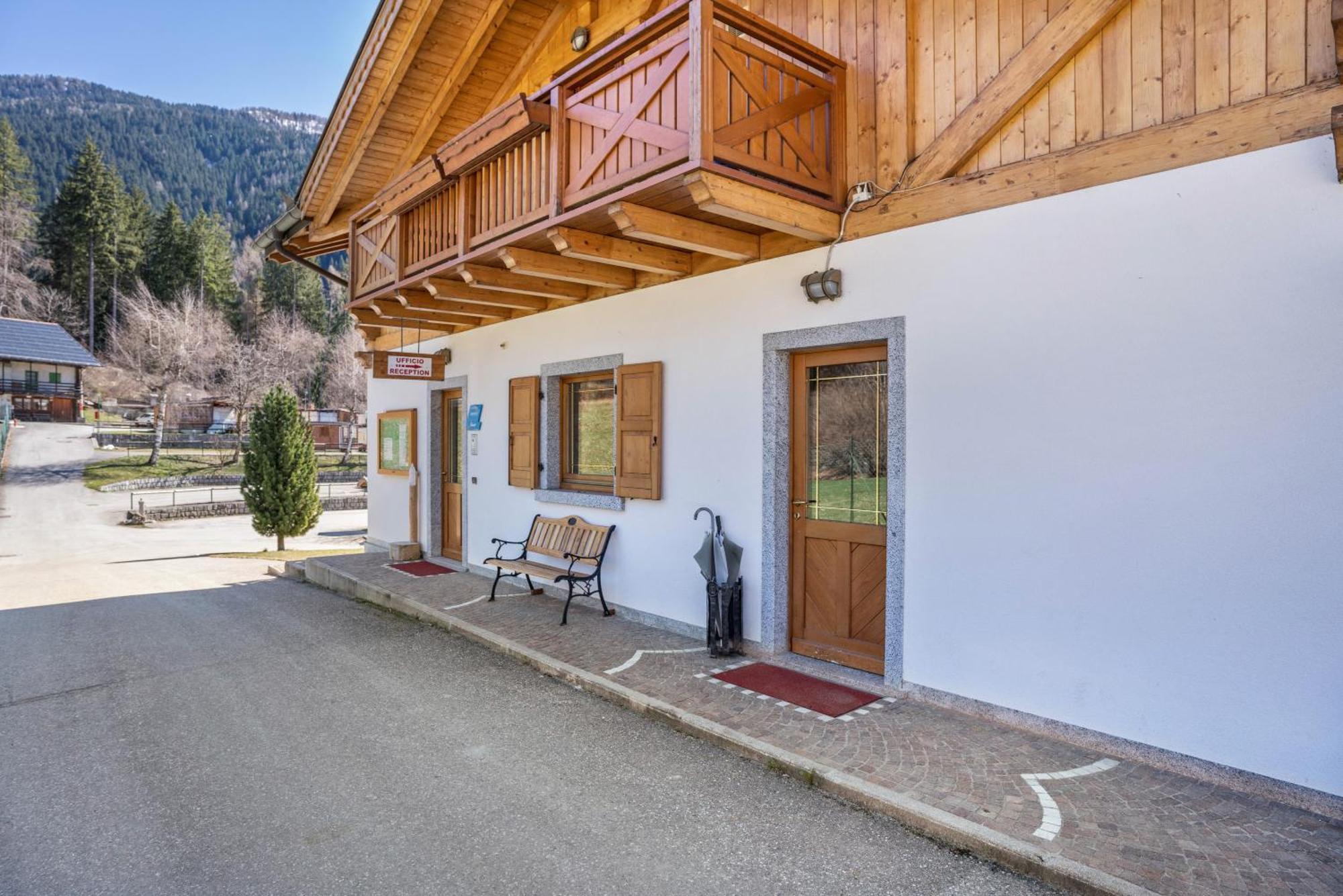 Chalet Camping Fae 1 Мадонна-ди-Кампильо Экстерьер фото